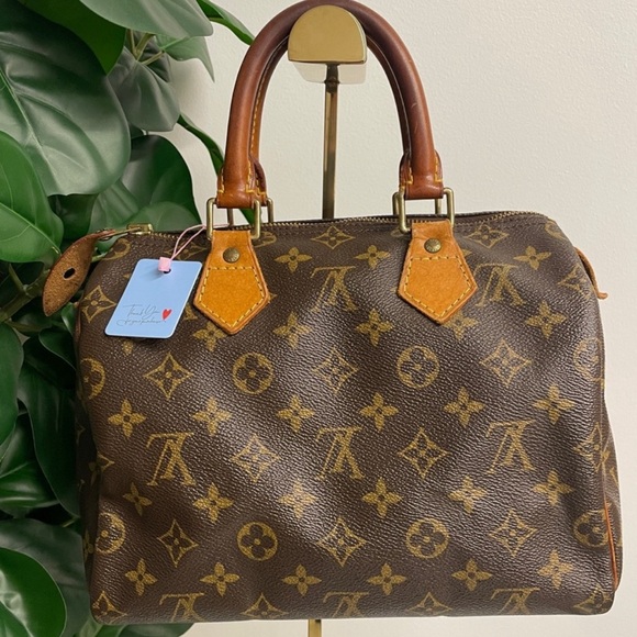 EUC- Louis Vuitton Monogram Canvas Speedy 25 w/ LV bag. - Picture 2 of 9